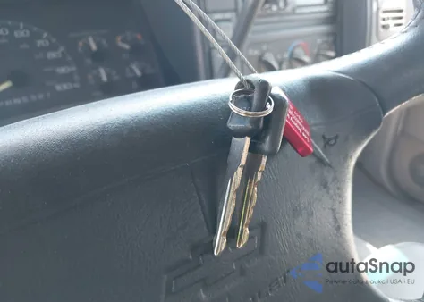 1997 Chevrolet C1500 Fleetside z USA, uszkodzony, nr VIN 2GCEC19R8V1191540